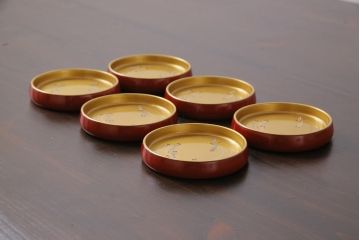 アンティーク雑貨　昭和初期(戦前)　未使用品　メダカの図　赤と金の漆が目を引く木製コースター6客セット(茶托、漆器)