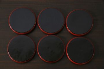 アンティーク雑貨　昭和初期(戦前)　未使用品　メダカの図　赤と金の漆が目を引く木製コースター6客セット(茶托、漆器)