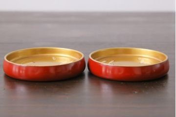 アンティーク雑貨　昭和初期(戦前)　未使用品　メダカの図　赤と金の漆が目を引く木製コースター6客セット(茶托、漆器)