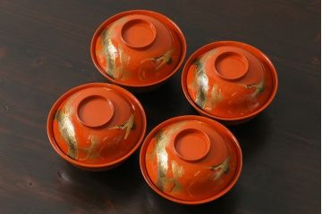 和製アンティーク　松に鶴の図　華やかで縁起の良い柄の木製お椀(漆器、和食器)4客セット