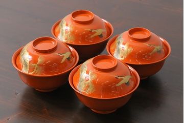 和製アンティーク　松に鶴の図　華やかで縁起の良い柄の木製お椀(漆器、和食器)4客セット