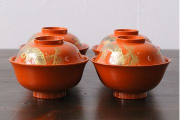 和製アンティーク　松に鶴の図　華やかで縁起の良い柄の木製お椀(漆器、和食器)4客セット