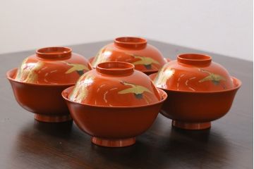 和製アンティーク　松に鶴の図　華やかで縁起の良い柄の木製お椀(漆器、和食器)4客セット
