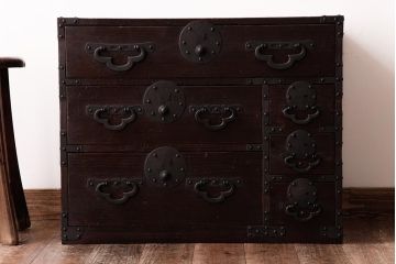 アンティーク家具　和製アンティーク　木瓜型取っ手が目を引く小箪笥(和タンス、引き出し、時代箪笥)