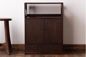 アンティーク家具　和製アンティーク　桐・桑材　上品な雰囲気漂う小振りの収納棚(飾り棚、飾り台、桐箪笥、桐たんす)