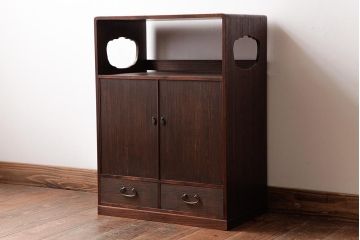 アンティーク家具　和製アンティーク　桐・桑材　上品な雰囲気漂う小振りの収納棚(飾り棚、飾り台、桐箪笥、桐たんす)