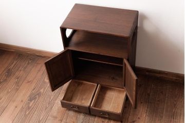 アンティーク家具　和製アンティーク　桐・桑材　上品な雰囲気漂う小振りの収納棚(飾り棚、飾り台、桐箪笥、桐たんす)