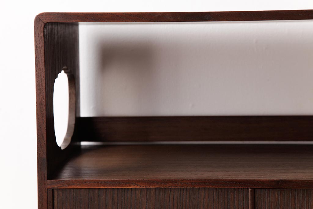 アンティーク家具　和製アンティーク　桐・桑材　上品な雰囲気漂う小振りの収納棚(飾り棚、飾り台、桐箪笥、桐たんす)