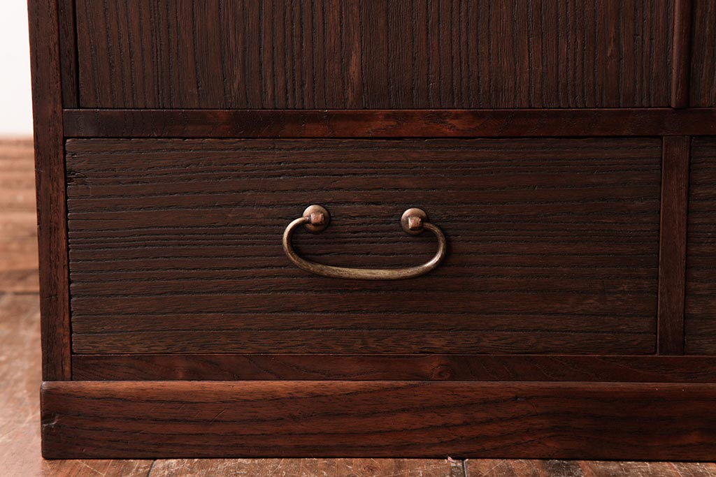 アンティーク家具　和製アンティーク　桐・桑材　上品な雰囲気漂う小振りの収納棚(飾り棚、飾り台、桐箪笥、桐たんす)