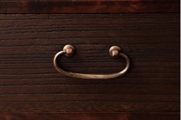 アンティーク家具　和製アンティーク　桐・桑材　上品な雰囲気漂う小振りの収納棚(飾り棚、飾り台、桐箪笥、桐たんす)