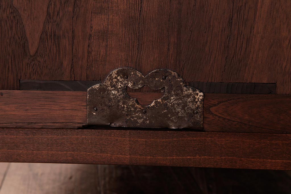 アンティーク家具　昭和期　小さな花柄が施された取っ手が愛らしい脚付箪笥サイドチェスト(リビングボード、衣装箪笥、引き出し)