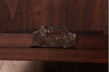 アンティーク家具　昭和期　小さな花柄が施された取っ手が愛らしい脚付箪笥サイドチェスト(リビングボード、衣装箪笥、引き出し)