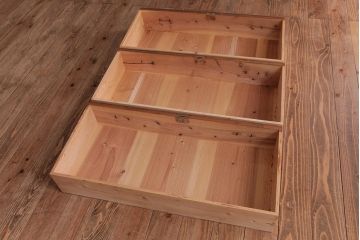 アンティーク家具　昭和期　小さな花柄が施された取っ手が愛らしい脚付箪笥サイドチェスト(リビングボード、衣装箪笥、引き出し)