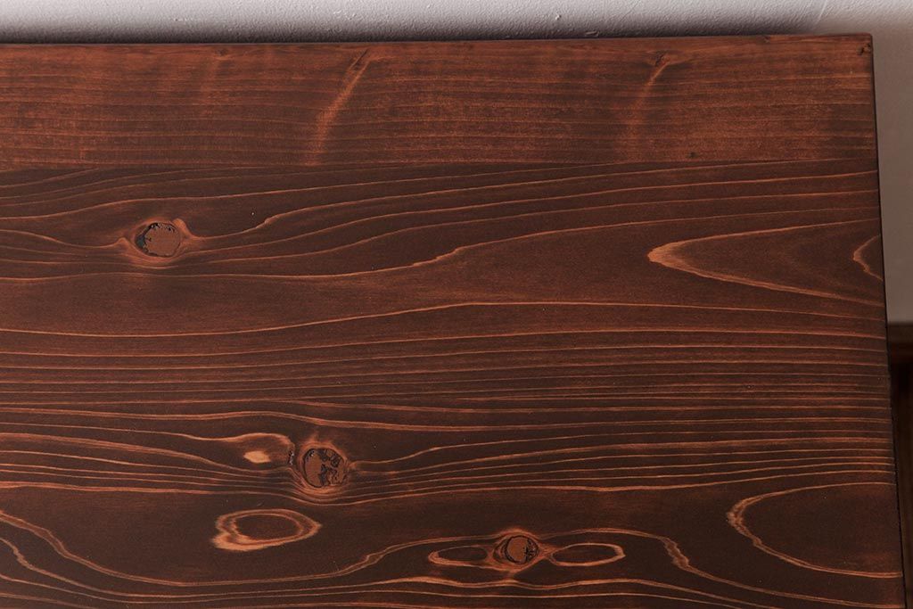 アンティーク家具　昭和期　小さな花柄が施された取っ手が愛らしい脚付箪笥サイドチェスト(リビングボード、衣装箪笥、引き出し)