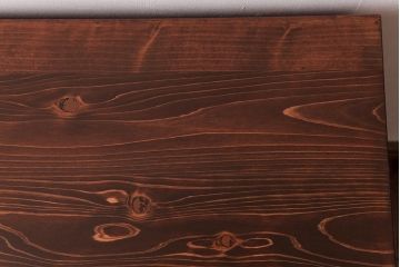 アンティーク家具　昭和期　小さな花柄が施された取っ手が愛らしい脚付箪笥サイドチェスト(リビングボード、衣装箪笥、引き出し)