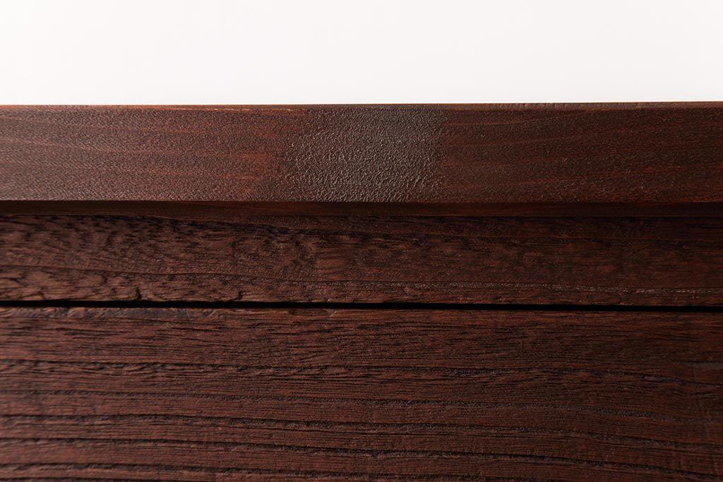 アンティーク家具　昭和期　小さな花柄が施された取っ手が愛らしい脚付箪笥サイドチェスト(リビングボード、衣装箪笥、引き出し)