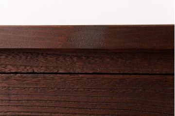 アンティーク家具　昭和期　小さな花柄が施された取っ手が愛らしい脚付箪笥サイドチェスト(リビングボード、衣装箪笥、引き出し)