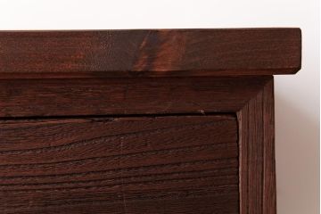 アンティーク家具　昭和期　小さな花柄が施された取っ手が愛らしい脚付箪笥サイドチェスト(リビングボード、衣装箪笥、引き出し)