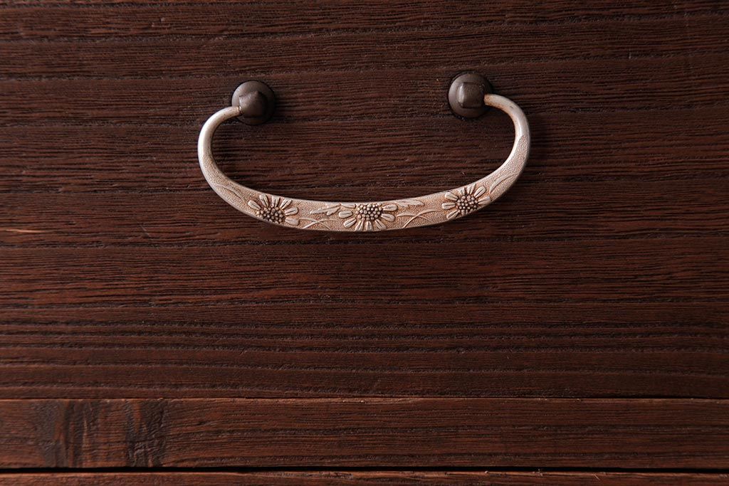 アンティーク家具　昭和期　小さな花柄が施された取っ手が愛らしい脚付箪笥サイドチェスト(リビングボード、衣装箪笥、引き出し)