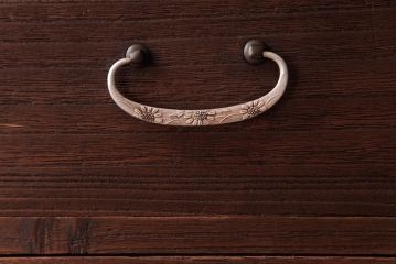 アンティーク家具　昭和期　小さな花柄が施された取っ手が愛らしい脚付箪笥サイドチェスト(リビングボード、衣装箪笥、引き出し)