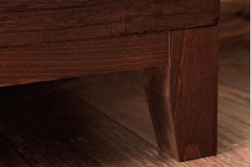 アンティーク家具　昭和期　小さな花柄が施された取っ手が愛らしい脚付箪笥サイドチェスト(リビングボード、衣装箪笥、引き出し)