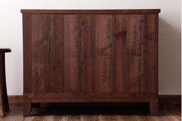 アンティーク家具　昭和期　小さな花柄が施された取っ手が愛らしい脚付箪笥サイドチェスト(リビングボード、衣装箪笥、引き出し)