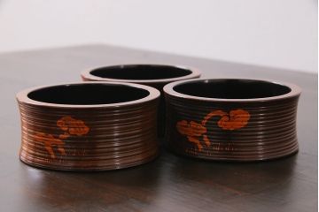 アンティーク雑貨　大正昭和初期　木製漆器　竹をモチーフにした徳利袴3客セット(小物入れ)