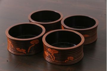 アンティーク雑貨　大正昭和初期　木製漆器　竹をモチーフにした徳利袴4客セット(小物入れ)