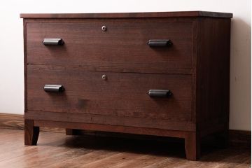アンティーク家具　昭和期　シンプルな佇まいの脚付箪笥ローボード(ローチェスト、引き出し、時代箪笥)