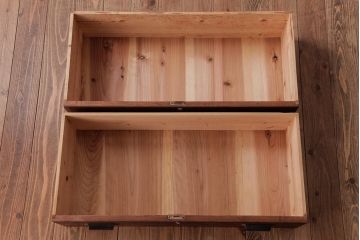 アンティーク家具　昭和期　シンプルな佇まいの脚付箪笥ローボード(ローチェスト、引き出し、時代箪笥)