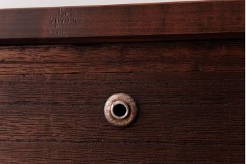 アンティーク家具　昭和期　シンプルな佇まいの脚付箪笥ローボード(ローチェスト、引き出し、時代箪笥)