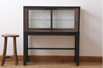 レトロ家具　昭和レトロ　リメイク　すっきりとした佇まいの脚付ガラスケース(ショーケース、陳列棚)(1)