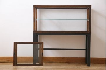 レトロ家具　昭和レトロ　リメイク　すっきりとした佇まいの脚付ガラスケース(ショーケース、陳列棚)(1)