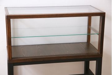 レトロ家具　昭和レトロ　リメイク　すっきりとした佇まいの脚付ガラスケース(ショーケース、陳列棚)(1)
