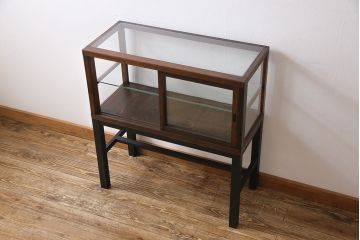 レトロ家具　昭和レトロ　リメイク　すっきりとした佇まいの脚付ガラスケース(ショーケース、陳列棚)(1)