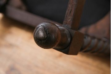 アンティーク家具　イギリスアンティーク　深みのあるオーク材の色味が魅力的なダイニングチェア(ワークチェア、椅子)