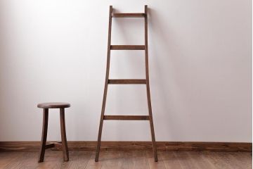アンティーク雑貨　昭和レトロ　ナラ材　古い木の質感が味わい深いラダー(梯子、はしご)(1)