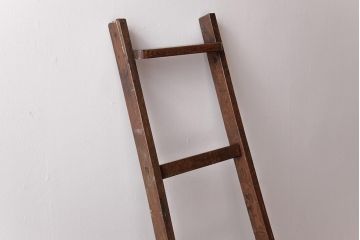 アンティーク雑貨　昭和レトロ　ナラ材　古い木の質感が味わい深いラダー(梯子、はしご)(1)