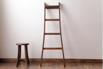 アンティーク雑貨　昭和レトロ　ナラ材　古い木の質感が味わい深いラダー(梯子、はしご)(1)