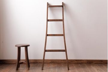 アンティーク雑貨　昭和レトロ　ナラ材　古い木の質感が味わい深いラダー(梯子、はしご)(2)