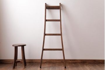 アンティーク雑貨　昭和レトロ　ナラ材　古い木の質感が味わい深いラダー(梯子、はしご)(2)