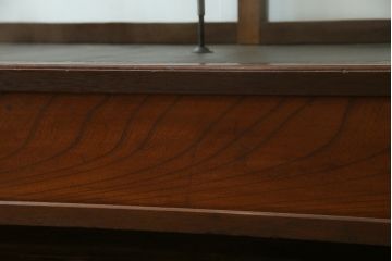 アンティーク家具　昭和初期　味わいのある落ち着いた色味の木枠ガラスケース(ショーケース、飾り棚、陳列棚)