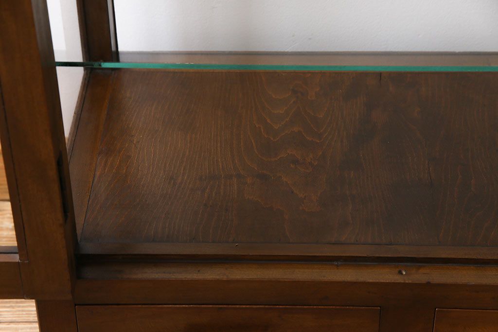 アンティーク家具　和製アンティーク　樺材　大正ロマン香る縦型ガラスケース(ショーケース、キャビネット、収納棚)