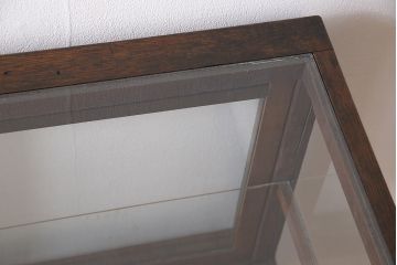 レトロ家具　昭和レトロ　リメイク　すっきりとした佇まいの脚付ガラスケース(ショーケース、陳列棚)(2)