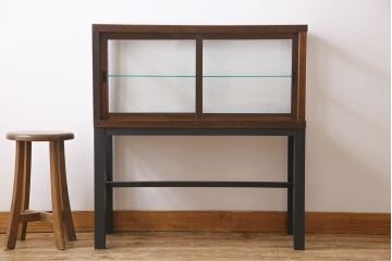 レトロ家具　昭和レトロ　リメイク　すっきりとした佇まいの脚付ガラスケース(ショーケース、陳列棚)(2)
