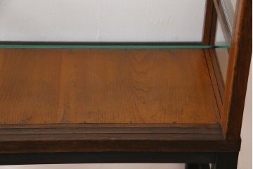 レトロ家具　昭和レトロ　リメイク　すっきりとした佇まいの脚付ガラスケース(ショーケース、陳列棚)(2)