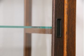 レトロ家具　昭和レトロ　リメイク　すっきりとした佇まいの脚付ガラスケース(ショーケース、陳列棚)(2)