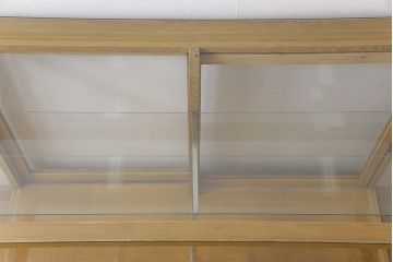 レトロ家具　昭和レトロ　ナラ材　ナチュラルテイストに馴染む明るい色味のガラスケース(ショーケース、飾り棚、陳列棚)