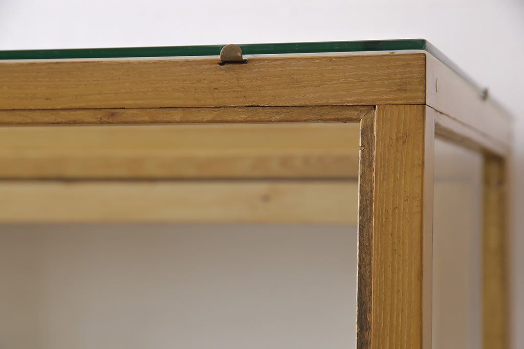 レトロ家具　昭和レトロ　ナラ材　ナチュラルテイストに馴染む明るい色味のガラスケース(ショーケース、飾り棚、陳列棚)