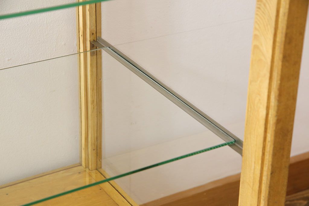 レトロ家具　昭和レトロ　ナラ材　ナチュラルテイストに馴染む明るい色味のガラスケース(ショーケース、飾り棚、陳列棚)